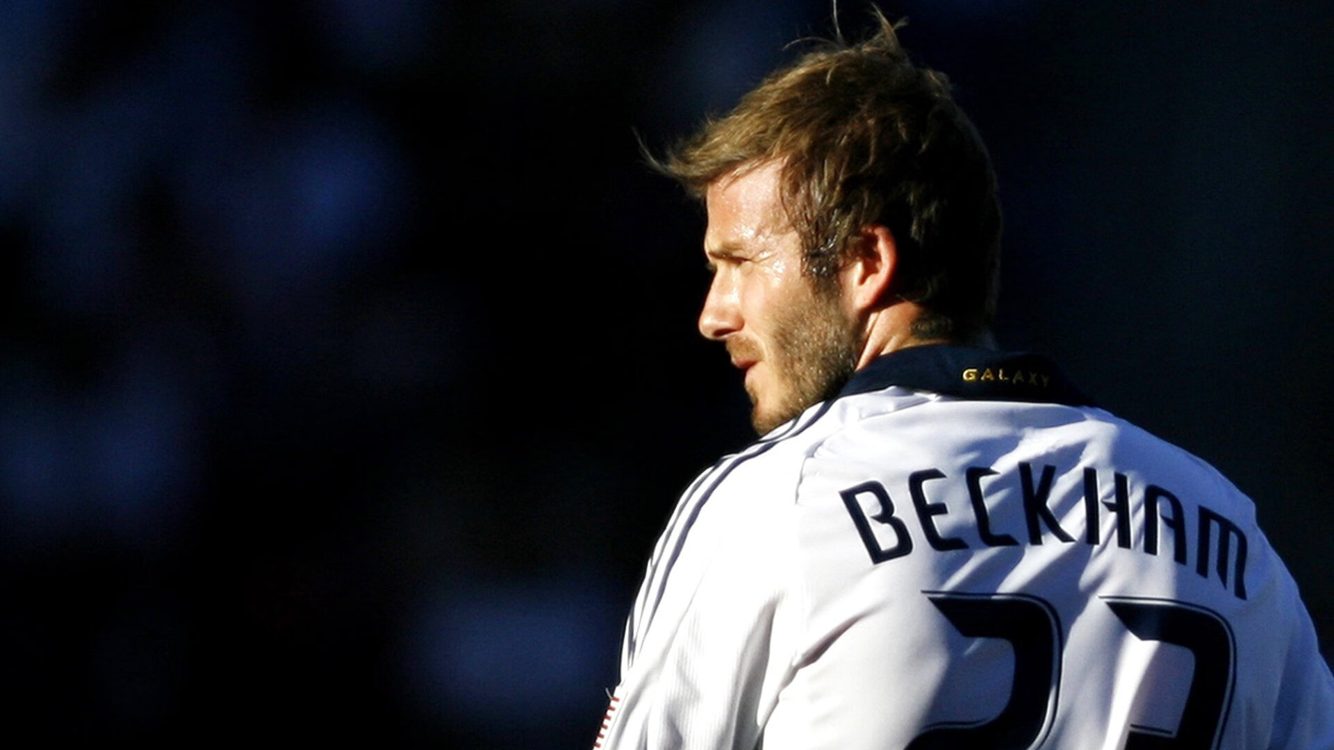 某队在大赛中扬眉吐气，赢得赞誉与掌声，比赛进行中,某队员在场区外