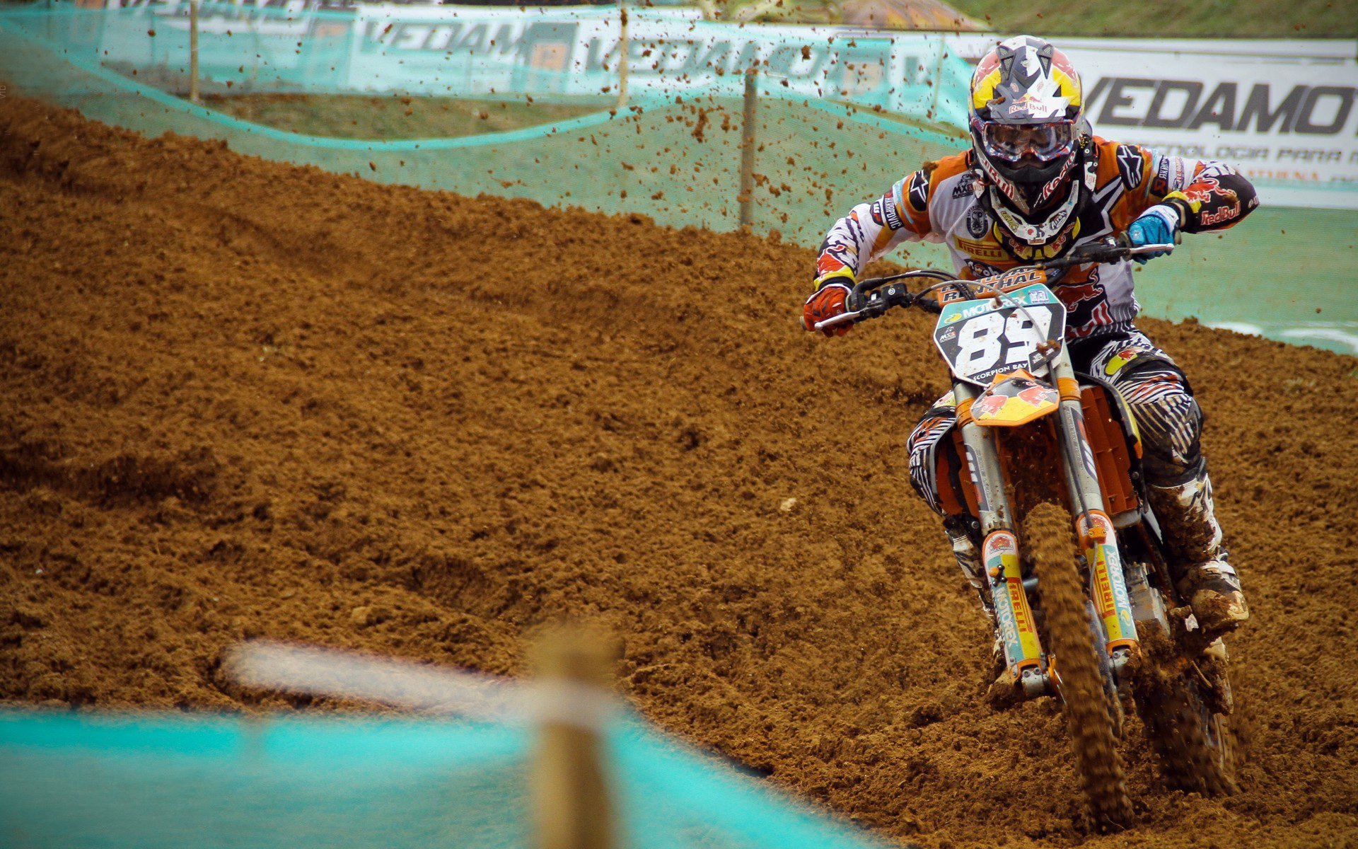 网球名将参加慈善赛事，助力贫困地区青少年，网球协会会长